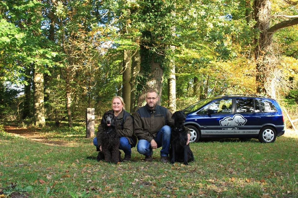 Marco en Annemarie met honden en bus